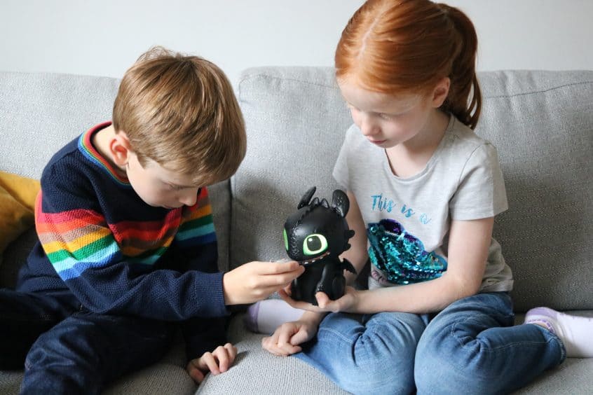 Dreamworks Dragons: Hatching Toothless feeding him